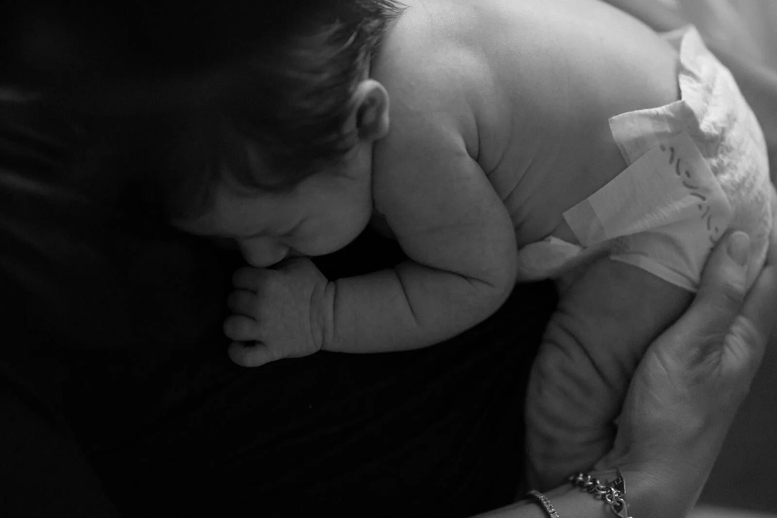 Mamma e bambino che riposano insieme, sereni