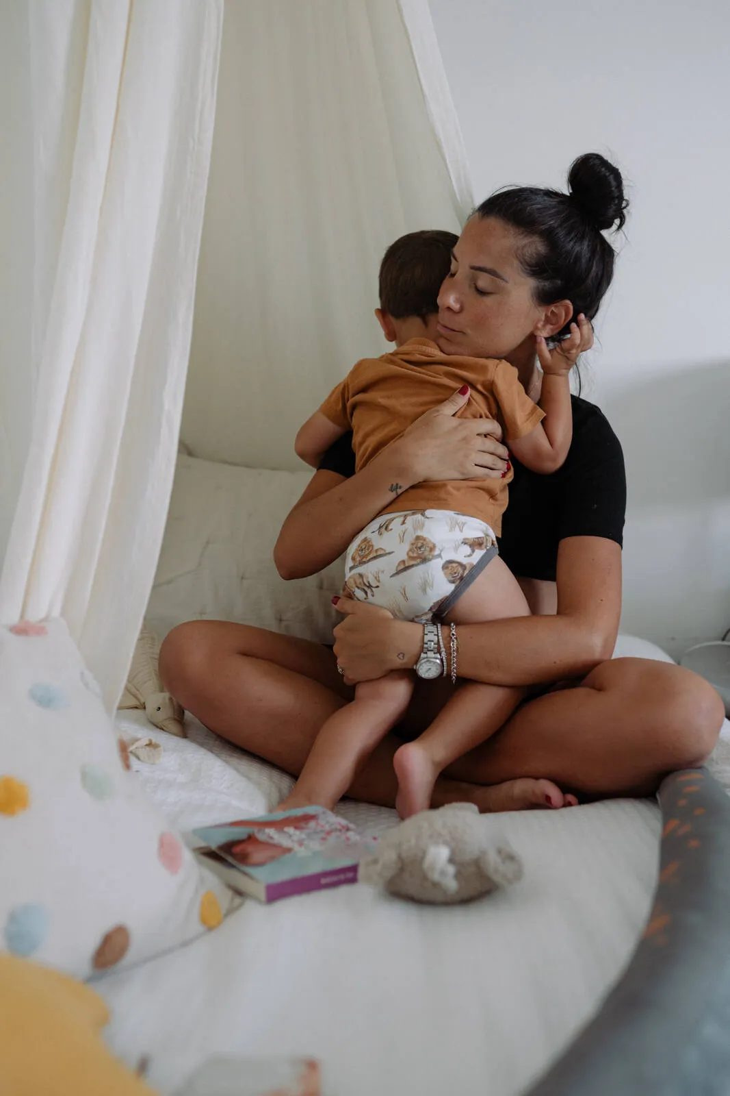 Mamma e bambino che riposano insieme, sereni